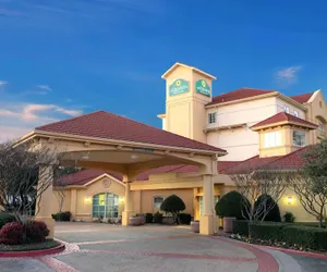 Photo 2 - La Quinta Inn & Suites by Wyndham Dallas Arlington South