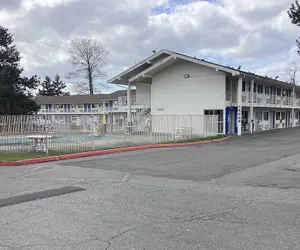 Photo 2 - Motel 6 Everett, WA - North