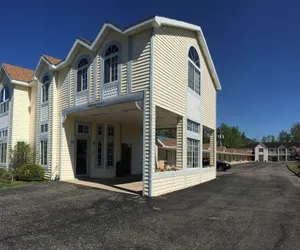 Photo 2 - Thunderbird Inn