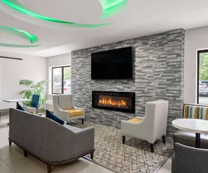 Photo 3 - La Quinta Inn by Wyndham Indianapolis Airport Executive Dr