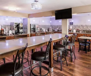 Photo 2 - Super 8 by Wyndham Iowa City/Coralville