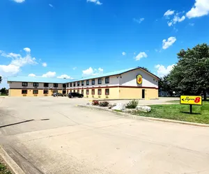 Photo 2 - Super 8 by Wyndham Champaign
