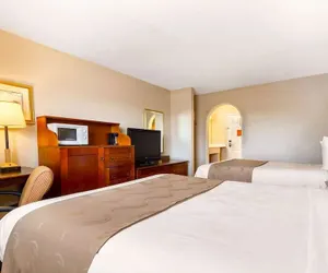 Photo 4 - Auburn House Hotel