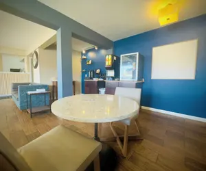 Photo 3 - Deluxe Inn & Suites