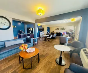 Photo 2 - Deluxe Inn & Suites