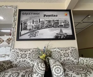 Photo 3 - Super 8 by Wyndham Pontiac