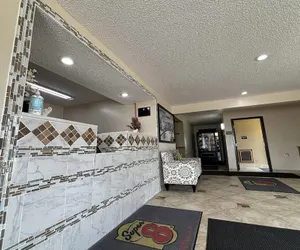 Photo 4 - Super 8 by Wyndham Pontiac