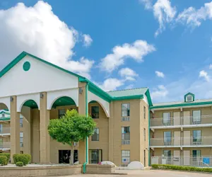 Photo 2 - Super 8 by Wyndham Lakeland