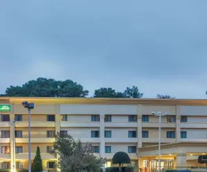 Photo 2 - La Quinta Inn & Suites by Wyndham Atlanta Roswell