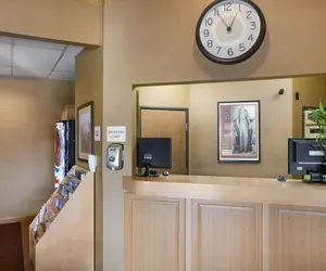 Photo 3 - Super 8 by Wyndham Alton