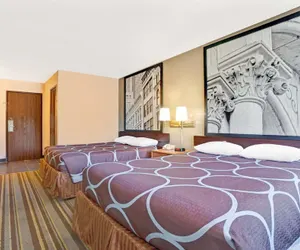 Photo 3 - Super 8 by Wyndham Louisville Airport