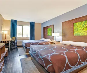 Photo 4 - Super 8 by Wyndham Louisville Airport