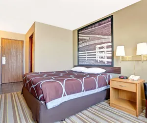 Photo 5 - Super 8 by Wyndham Louisville Airport