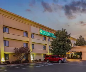 Photo 2 - La Quinta Inn & Suites by Wyndham N Little Rock-McCain Mall