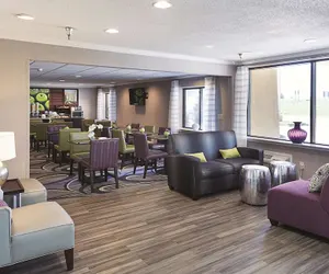 Photo 2 - La Quinta Inn & Suites by Wyndham Baton Rouge Siegen Lane