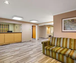 Photo 3 - La Quinta Inn by Wyndham Auburn Worcester