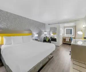 Photo 2 - Hillstone Inn Tulare, an Ascend Collection Hotel