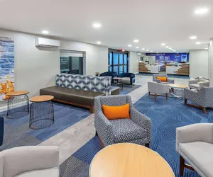 Photo 5 - La Quinta Inn & Suites by Wyndham Nashville Airport