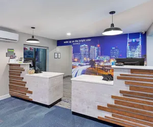 Photo 4 - La Quinta Inn & Suites by Wyndham Nashville Airport