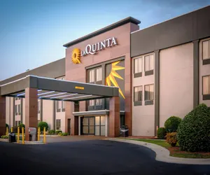 Photo 2 - La Quinta Inn & Suites by Wyndham Fayetteville I-95