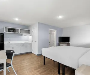 Photo 2 - Suburban Studios Lakeland North I-4