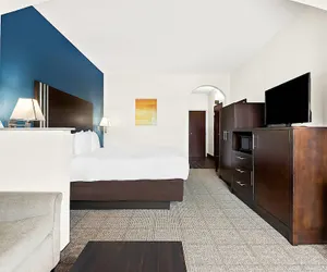 Photo 2 - Comfort Suites New Orleans East