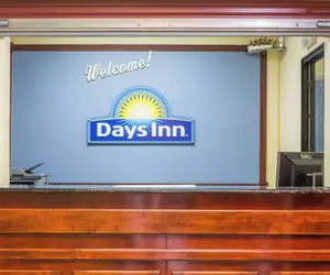 Photo 2 - Days Inn by Wyndham Rayne/Crowley