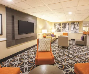 Photo 3 - La Quinta Inn & Suites by Wyndham Mechanicsburg - Harrisburg