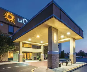 Photo 2 - La Quinta Inn & Suites by Wyndham Mechanicsburg - Harrisburg