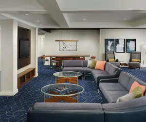 Photo 3 - Courtyard by Marriott Chicago Midway Airport