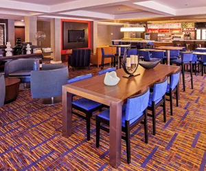 Photo 4 - Courtyard by Marriott Chicago Midway Airport