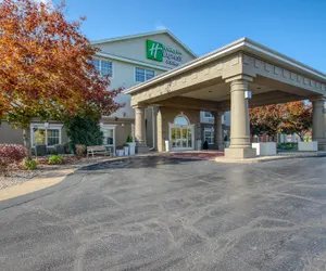 Photo 2 - Holiday Inn Express Hotel & Suites Oshkosh, an IHG Hotel