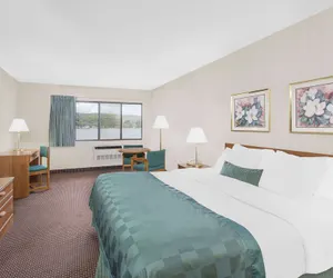 Photo 4 - Ramada by Wyndham Hancock Waterfront