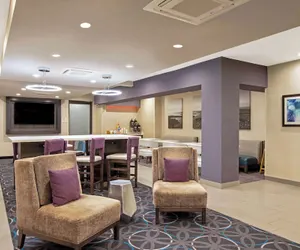 Photo 2 - La Quinta Inn & Suites by Wyndham Fayetteville