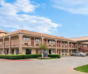 Photo 2 - Super 8 by Wyndham Grand Prairie Southwest