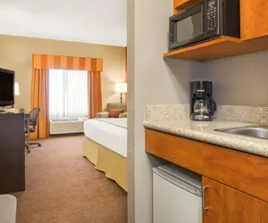 Photo 2 - Holiday Inn Express Hotel & Suites Muncie by IHG