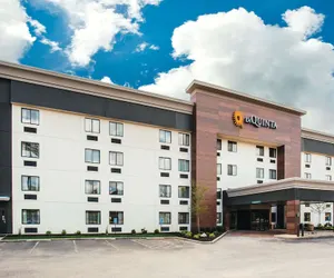 Photo 2 - La Quinta Inn & Suites by Wyndham Cincinnati NE - Mason