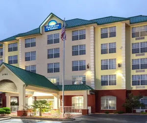 Photo 2 - Days Inn & Suites by Wyndham Tucker/Northlake