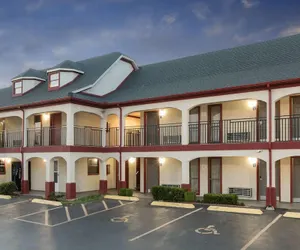 Photo 2 - Travelodge Inn & Suites by Wyndham Norman