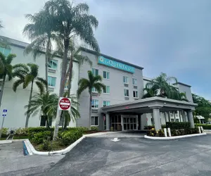 Photo 2 - La Quinta Inn & Suites by Wyndham Sawgrass