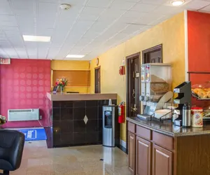 Photo 4 - Rodeway Inn Huntington Station - Melville