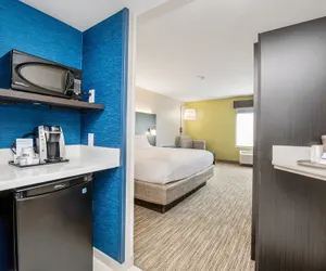 Photo 4 - Holiday Inn Express & Suites Delafield, an IHG Hotel