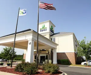 Photo 2 - Holiday Inn Express & Suites Delafield, an IHG Hotel