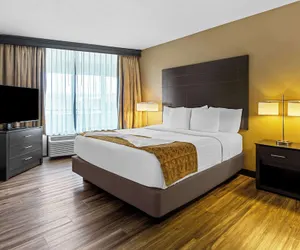 Photo 4 - Best Western Toni Inn
