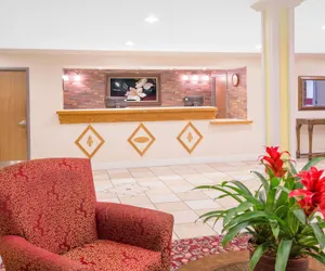 Photo 3 - Days Inn by Wyndham Lake Village