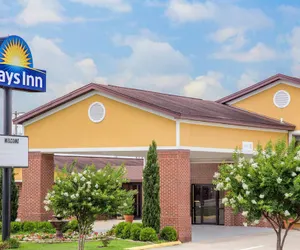 Photo 2 - Days Inn by Wyndham Lake Village