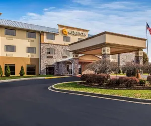 Photo 2 - La Quinta Inn & Suites by Wyndham Fairborn Wright-Patterson