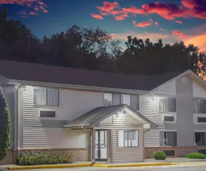 Photo 2 - Super 8 by Wyndham Independence IA