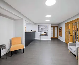 Photo 5 - Super 8 by Wyndham Waverly