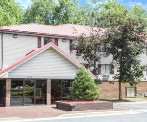 Photo 2 - Super 8 by Wyndham Waldorf